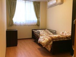 明るい居室の様子