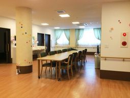 ゆったりした食堂の内観