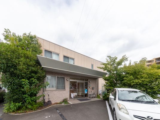 建物の正面玄関  