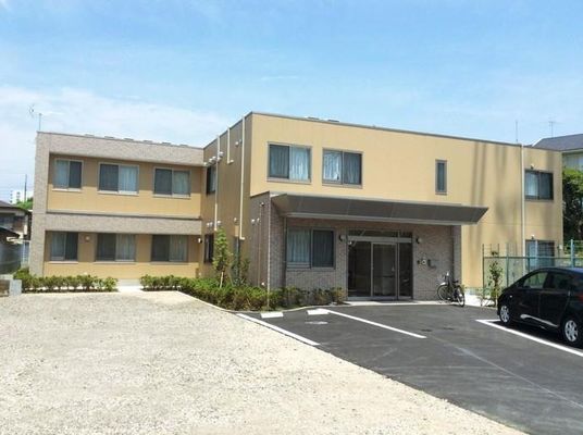 落ち着いた外観の施設