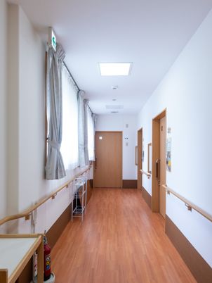 明るい廊下の手すり付き通路  