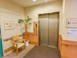 廊下のエレベーター前