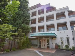 緑に囲まれた建物エントランス
