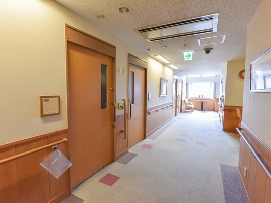 清潔な廊下と休憩スペース