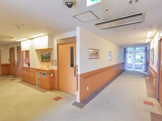 廊下と掲示物が見える空間