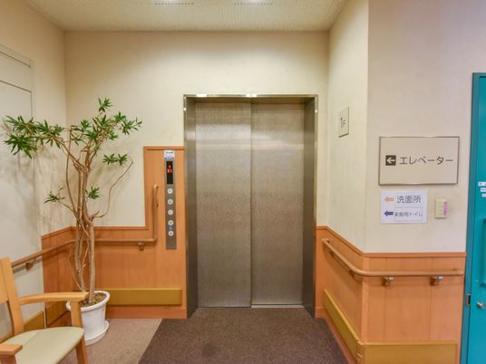 エレベーター前の待合スペース