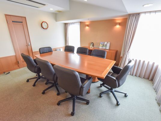 会議室のテーブルと椅子