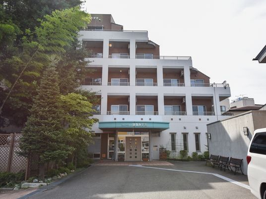 緑豊かな建物の外観