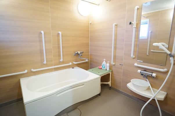 施設の写真 転倒防止の手すりが取り付けられた浴室