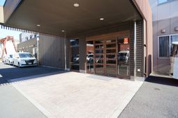 エントランスの明るい風景