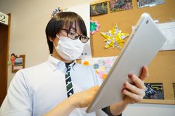 タブレットを操作する職員