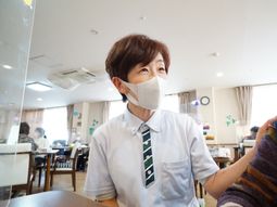 スタッフが笑顔のシーン