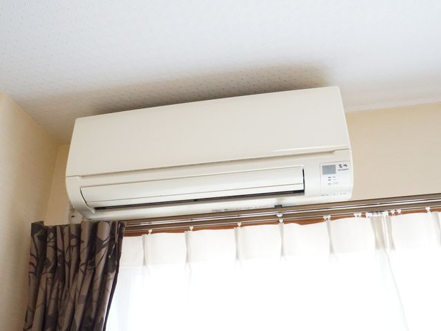 部屋のエアコン装置 共有スペース 年間を通して快適な室温を保つためのエアコンが備え付けられております。清潔で快適な環境でのお仕事をお探しの方に是非おすすめします。