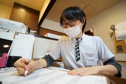 スタッフが仕事中