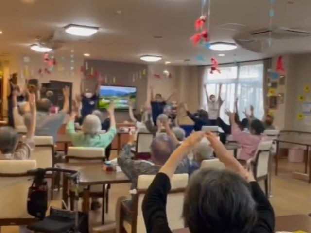 スタッフ指導の元での体操 多目的室 明るい多目的室で、利用者様の健康サポートに関わるやりがいを感じませんか。
