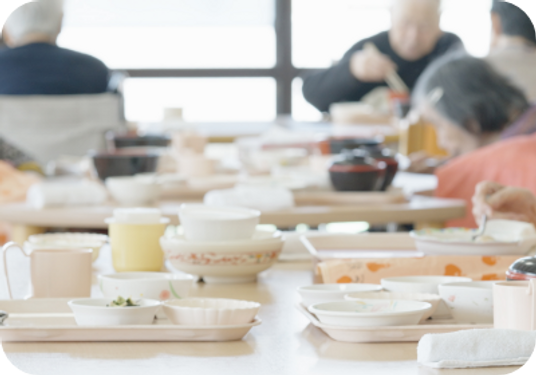 賑やかな食事風景