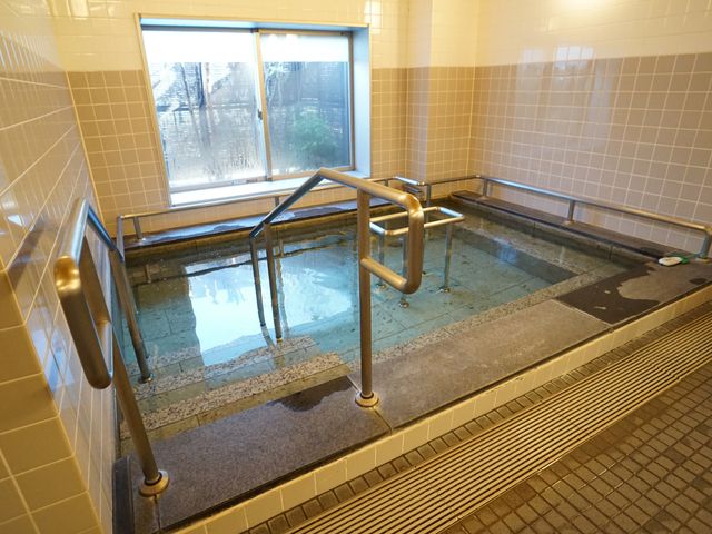 手すり付きの浴室 浴室 手すりが設置された広々とした浴室です。利用者の安全と快適な入浴を支える設計になっています。