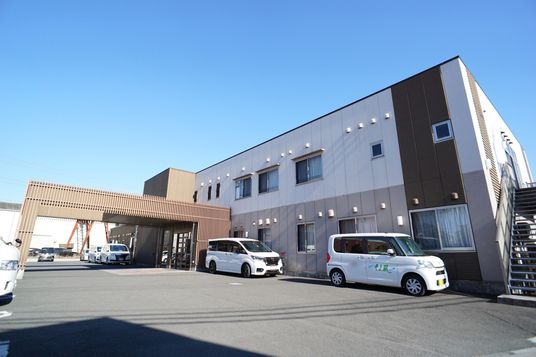 明るい施設の外観