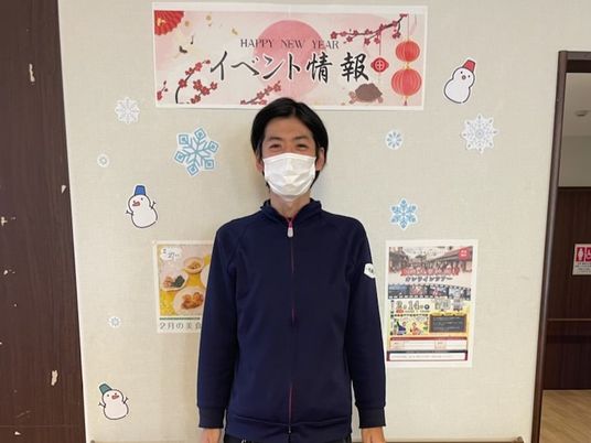 笑顔のスタッフ廊下立ち