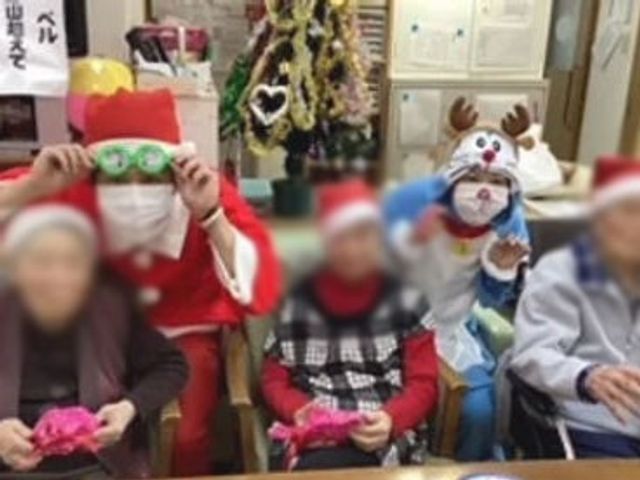 カラフルな集まりの場 内観 楽しい雰囲気の中で、利用者の方々とスタッフが一緒にくつろぎながらイベントを楽しんでいます。