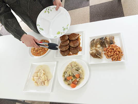 料理を並べる様子