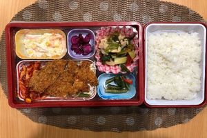 彩り豊かな食事トレー