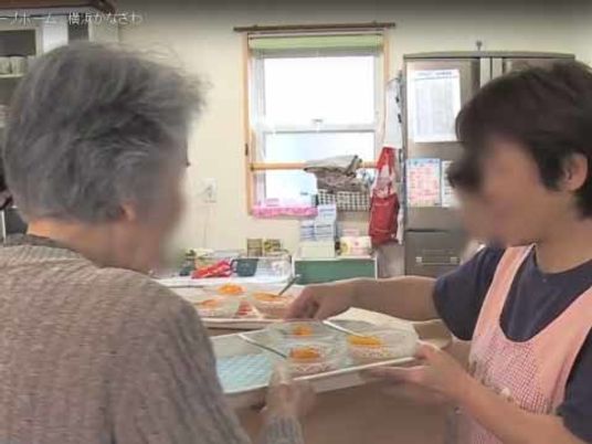 食事の配膳風景