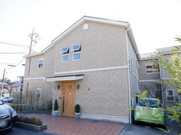 清潔感のある建物エントランス