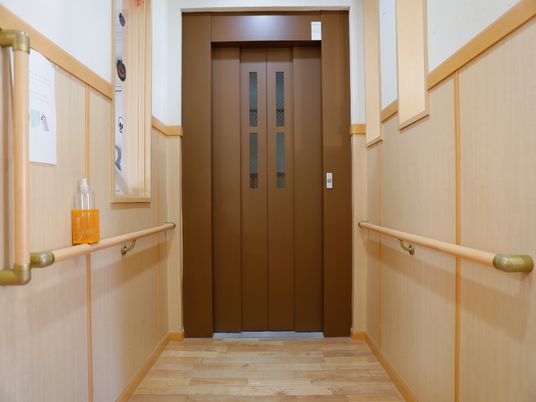 手すり付きの廊下