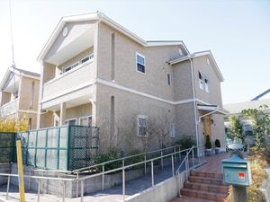明るい施設の外観