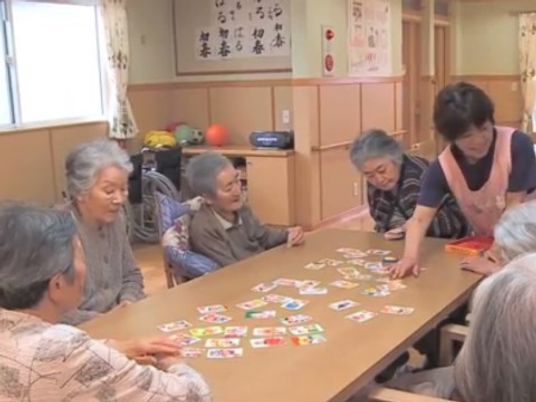 カードゲームをする人々
