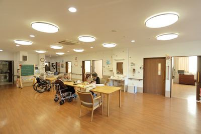 自然光豊かな広い室内