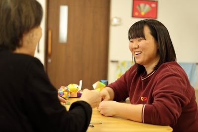 笑顔で話す様子の笑顔のある会話