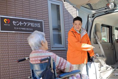 車椅子と介助者がいるエントランス
