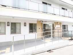 明るいエントランスの外観