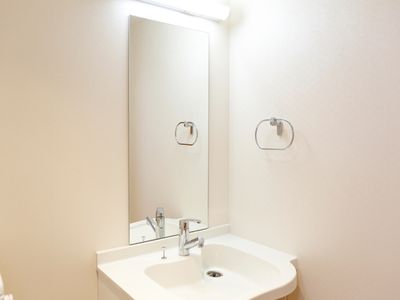 洗面台と鏡のある空間