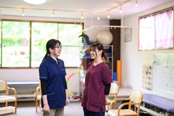 笑顔のスタッフのいる室内