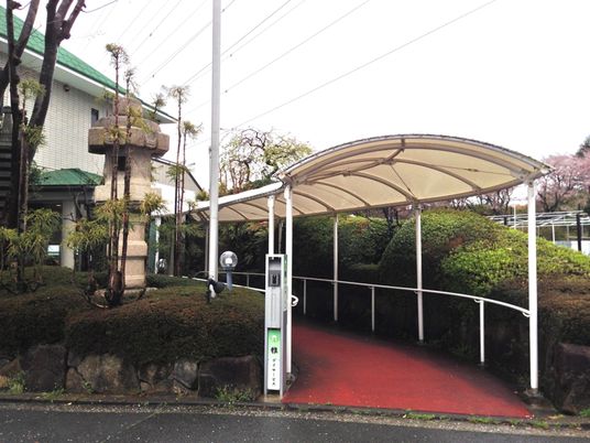 緑豊かなアプローチ外観  