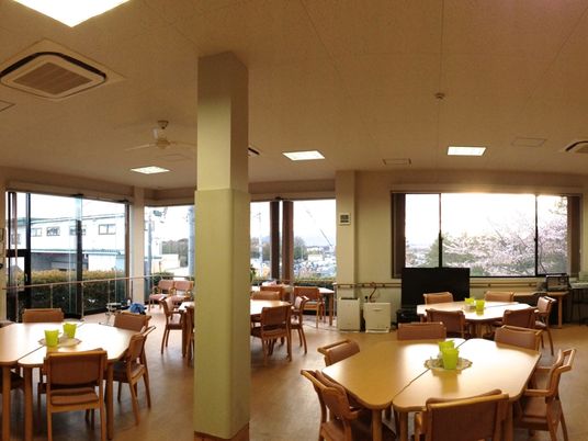 自然光が差し込むラウンジ