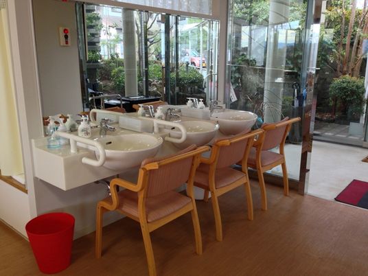 椅子付きの洗面台