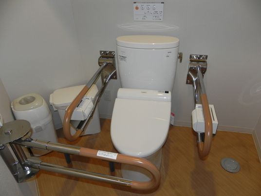 手すり付きのトイレ