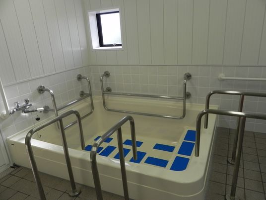 手すり付きの浴槽