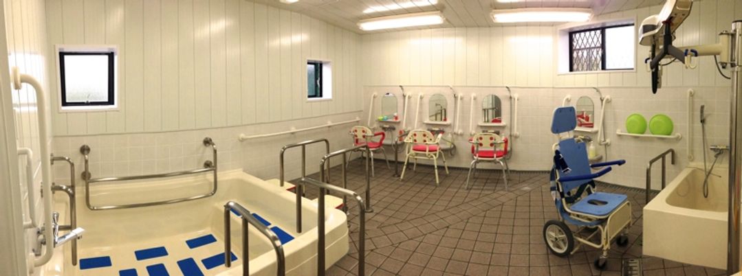 明るい広々とした浴室