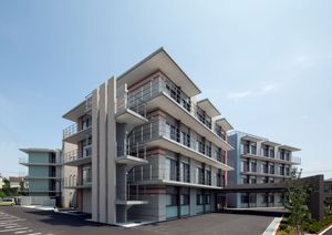 ３階建ての建物外観