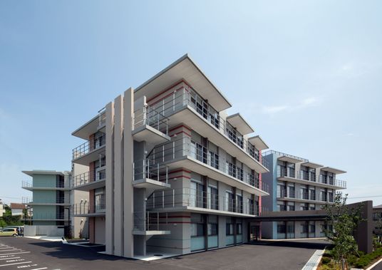 ３階建ての建物外観