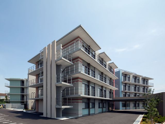 ３階建ての建物外観 外観 近代的なデザインで、日当たりの良い敷地にある建物です。スタッフ同士の交流も弾みそうです。