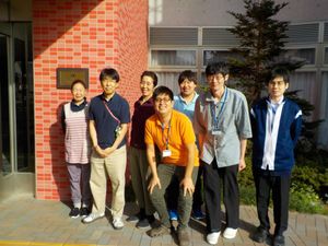 職員の集合写真 エントランス  