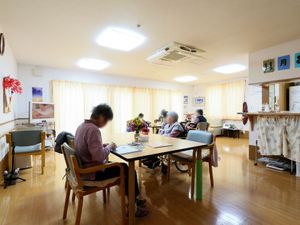 共有スペースで過ごす人々