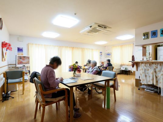 共有スペースで過ごす人々