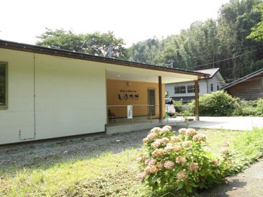 自然に囲まれた建物入口